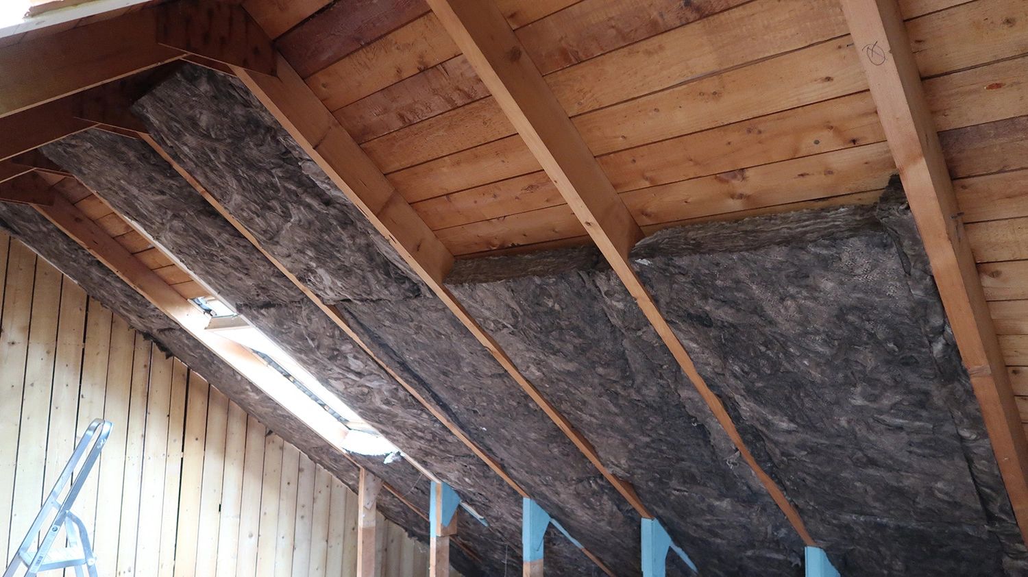Schuin dak tussen de balken isoleren met minerale wol