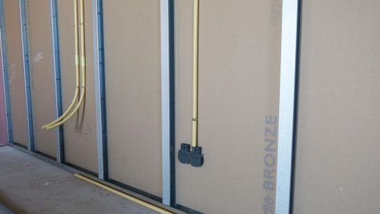 Stap 6 | Verwerk de elektra in uw metal stud constructie